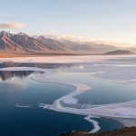 Paysages emblématiques de Bolivie réunissant La Paz, le lac Titicaca et les étendues blanches du salar d’Uyuni dans une ambiance paisible.