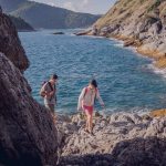 Voyageurs découvrant la côte croate depuis une promenade en bord de mer.